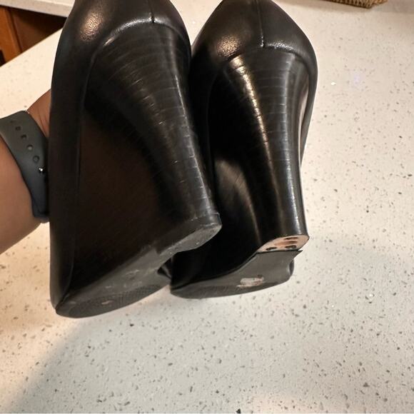 Tory Burch Black Leather Wedge Peep Toe Pumps Shoes Size 9 Missing heel cap - Picture 9 of 13